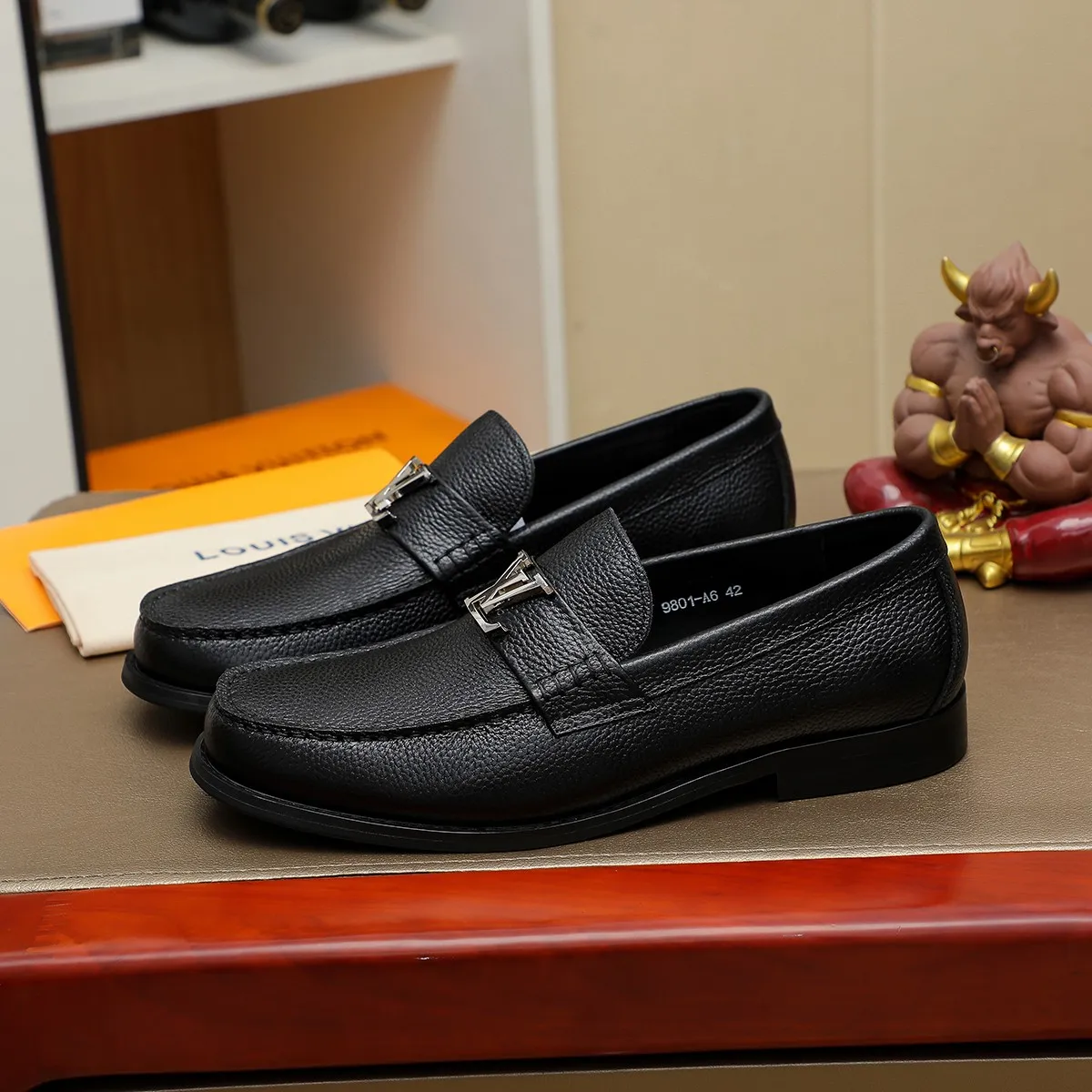 Men's shoes 460 💰 Louis Vuitton LV ® 🆕 model 🔛 full shoe counter, first layer cowhide, 🐂leather lining casual shoes for men, super soft outsole, a must-have for driving. Synchronized with the counter, original first layer cowhide, completely 1:1 mold customization 🌹 top version, color optional! Number: 38-44 (45.46 customized)